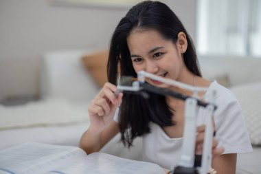 Üniversite öğrencileri evde STEM eğitim robotlarıyla aktif öğrenme ve deneysel keşifte bulunuyorlar. Ders kitapları uygulanması, mühendislik, programlama, problem çözme kavramlarının bütünleştirilmesi.