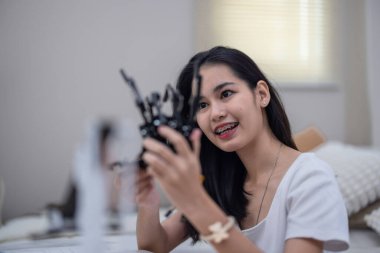 Üniversite öğrencileri evde STEM eğitim robotlarıyla aktif öğrenme ve deneysel keşifte bulunuyorlar. Ders kitapları uygulanması, mühendislik, programlama, problem çözme kavramlarının bütünleştirilmesi.