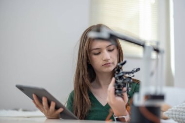 Üniversite öğrencileri evde STEM eğitim robotlarıyla aktif öğrenme ve deneysel keşifte bulunuyorlar. Ders kitapları uygulanması, mühendislik, programlama, problem çözme kavramlarının bütünleştirilmesi.