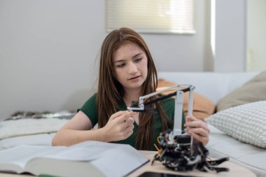 Üniversite öğrencileri evde STEM eğitim robotlarıyla aktif öğrenme ve deneysel keşifte bulunuyorlar. Ders kitapları uygulanması, mühendislik, programlama, problem çözme kavramlarının bütünleştirilmesi.