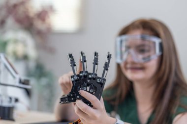 Üniversite öğrencileri evde STEM eğitim robotlarıyla aktif öğrenme ve deneysel keşifte bulunuyorlar. Ders kitapları uygulanması, mühendislik, programlama, problem çözme kavramlarının bütünleştirilmesi.
