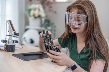 Üniversite öğrencileri evde STEM eğitim robotlarıyla aktif öğrenme ve deneysel keşifte bulunuyorlar. Ders kitapları uygulanması, mühendislik, programlama, problem çözme kavramlarının bütünleştirilmesi.