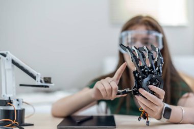 Üniversite öğrencileri evde STEM eğitim robotlarıyla aktif öğrenme ve deneysel keşifte bulunuyorlar. Ders kitapları uygulanması, mühendislik, programlama, problem çözme kavramlarının bütünleştirilmesi.