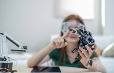 Üniversite öğrencileri evde STEM eğitim robotlarıyla aktif öğrenme ve deneysel keşifte bulunuyorlar. Ders kitapları uygulanması, mühendislik, programlama, problem çözme kavramlarının bütünleştirilmesi.