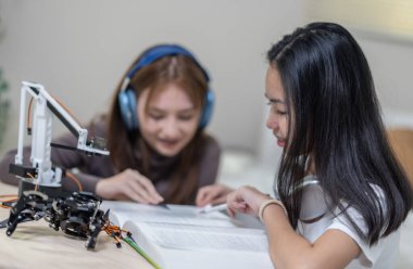 Üniversite öğrencileri evde STEM eğitim robotlarıyla aktif öğrenme ve deneysel keşifte bulunuyorlar. Ders kitapları uygulanması, mühendislik, programlama, problem çözme kavramlarının bütünleştirilmesi.