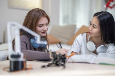 Üniversite öğrencileri evde STEM eğitim robotlarıyla aktif öğrenme ve deneysel keşifte bulunuyorlar. Ders kitapları uygulanması, mühendislik, programlama, problem çözme kavramlarının bütünleştirilmesi.