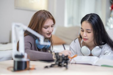 Üniversite öğrencileri evde STEM eğitim robotlarıyla aktif öğrenme ve deneysel keşifte bulunuyorlar. Ders kitapları uygulanması, mühendislik, programlama, problem çözme kavramlarının bütünleştirilmesi.