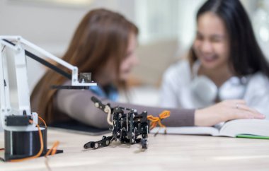 Üniversite öğrencileri evde STEM eğitim robotlarıyla aktif öğrenme ve deneysel keşifte bulunuyorlar. Ders kitapları uygulanması, mühendislik, programlama, problem çözme kavramlarının bütünleştirilmesi.