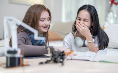 Üniversite öğrencileri evde STEM eğitim robotlarıyla aktif öğrenme ve deneysel keşifte bulunuyorlar. Ders kitapları uygulanması, mühendislik, programlama, problem çözme kavramlarının bütünleştirilmesi.