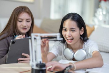 Üniversite öğrencileri evde STEM eğitim robotlarıyla aktif öğrenme ve deneysel keşifte bulunuyorlar. Ders kitapları uygulanması, mühendislik, programlama, problem çözme kavramlarının bütünleştirilmesi.