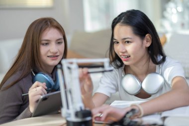 Üniversite öğrencileri evde STEM eğitim robotlarıyla aktif öğrenme ve deneysel keşifte bulunuyorlar. Ders kitapları uygulanması, mühendislik, programlama, problem çözme kavramlarının bütünleştirilmesi.