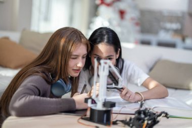 Üniversite öğrencileri evde STEM eğitim robotlarıyla aktif öğrenme ve deneysel keşifte bulunuyorlar. Ders kitapları uygulanması, mühendislik, programlama, problem çözme kavramlarının bütünleştirilmesi.