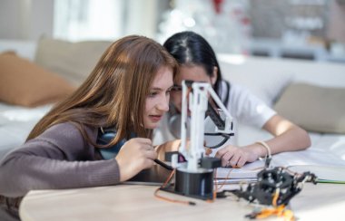 Üniversite öğrencileri evde STEM eğitim robotlarıyla aktif öğrenme ve deneysel keşifte bulunuyorlar. Ders kitapları uygulanması, mühendislik, programlama, problem çözme kavramlarının bütünleştirilmesi.