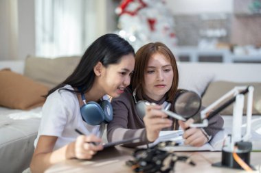 Üniversite öğrencileri evde STEM eğitim robotlarıyla aktif öğrenme ve deneysel keşifte bulunuyorlar. Ders kitapları uygulanması, mühendislik, programlama, problem çözme kavramlarının bütünleştirilmesi.