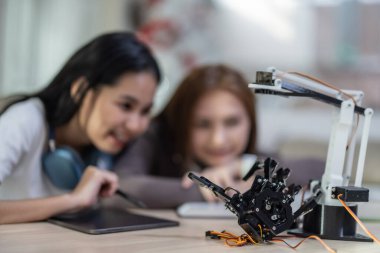 Üniversite öğrencileri evde STEM eğitim robotlarıyla aktif öğrenme ve deneysel keşifte bulunuyorlar. Ders kitapları uygulanması, mühendislik, programlama, problem çözme kavramlarının bütünleştirilmesi.
