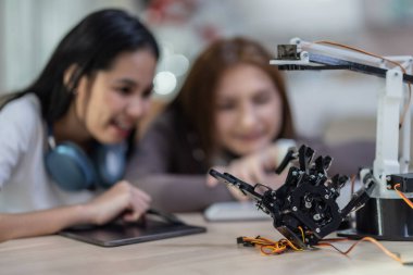 Üniversite öğrencileri evde STEM eğitim robotlarıyla aktif öğrenme ve deneysel keşifte bulunuyorlar. Ders kitapları uygulanması, mühendislik, programlama, problem çözme kavramlarının bütünleştirilmesi.