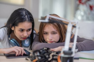 Üniversite öğrencileri evde STEM eğitim robotlarıyla aktif öğrenme ve deneysel keşifte bulunuyorlar. Ders kitapları uygulanması, mühendislik, programlama, problem çözme kavramlarının bütünleştirilmesi.