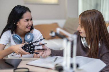 Üniversite öğrencileri evde STEM eğitim robotlarıyla aktif öğrenme ve deneysel keşifte bulunuyorlar. Ders kitapları uygulanması, mühendislik, programlama, problem çözme kavramlarının bütünleştirilmesi.