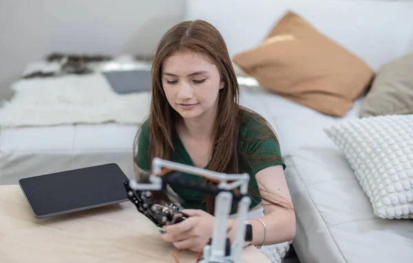 Studenten Doen Actief Leren Experimenteren Thuis Met Stem Onderwijsrobots Het — Stockfoto