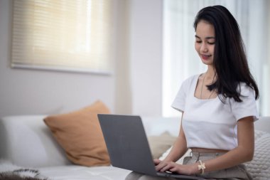 Üniversite öğrencisi proje ödevi ve uzak öğrenme üzerine çalışmak için evde çevrimiçi çalışmalar yapıyor. İşbirlikçi beyin fırtınası, düşünme, hoca ve sınıf arkadaşlarıyla sanal sınıfa katılım