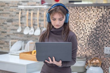 Üniversite öğrencisi proje ödevi ve uzak öğrenme üzerine çalışmak için evde çevrimiçi çalışmalar yapıyor. İşbirlikçi beyin fırtınası, düşünme, hoca ve sınıf arkadaşlarıyla sanal sınıfa katılım