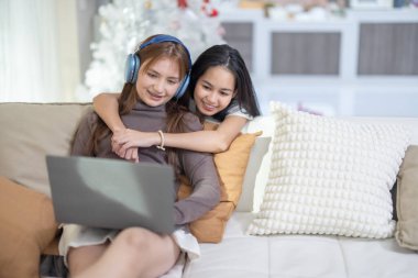 Üniversite öğrencisi proje ödevi ve uzak öğrenme üzerine çalışmak için evde çevrimiçi çalışmalar yapıyor. İşbirlikçi beyin fırtınası, düşünme, hoca ve sınıf arkadaşlarıyla sanal sınıfa katılım