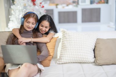 Üniversite öğrencisi proje ödevi ve uzak öğrenme üzerine çalışmak için evde çevrimiçi çalışmalar yapıyor. İşbirlikçi beyin fırtınası, düşünme, hoca ve sınıf arkadaşlarıyla sanal sınıfa katılım