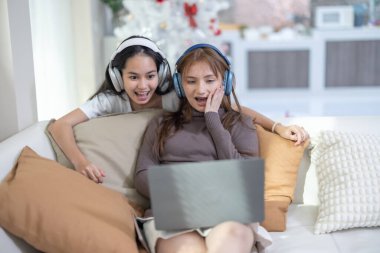 Üniversite öğrencisi proje ödevi ve uzak öğrenme üzerine çalışmak için evde çevrimiçi çalışmalar yapıyor. İşbirlikçi beyin fırtınası, düşünme, hoca ve sınıf arkadaşlarıyla sanal sınıfa katılım