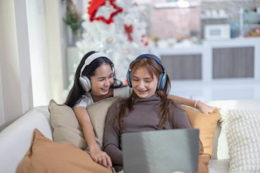 Üniversite öğrencisi proje ödevi ve uzak öğrenme üzerine çalışmak için evde çevrimiçi çalışmalar yapıyor. İşbirlikçi beyin fırtınası, düşünme, hoca ve sınıf arkadaşlarıyla sanal sınıfa katılım