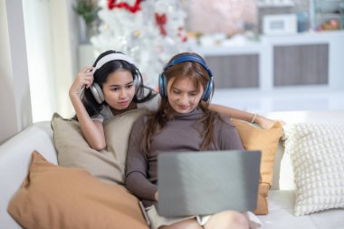 Üniversite öğrencisi proje ödevi ve uzak öğrenme üzerine çalışmak için evde çevrimiçi çalışmalar yapıyor. İşbirlikçi beyin fırtınası, düşünme, hoca ve sınıf arkadaşlarıyla sanal sınıfa katılım