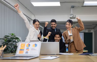 Asyalı çevik iş ekibinin performansı olumlu müşteri geribildirimi alıyor ve beklentileri karşılıyor. Her üye heyecanlı ve coşkulu bir şekilde kutluyor. İş ekibinin kilometre taşı kutlaması..