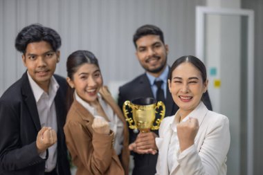 Asyalı çevik iş ekibinin performansı olumlu müşteri geribildirimi alıyor ve beklentileri karşılıyor. Her üye heyecanlı ve coşkulu bir şekilde kutluyor. İş ekibinin kilometre taşı kutlaması..