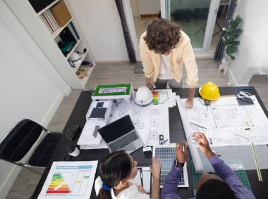 Enerji verimliliğini artırmak için yenilikçi yeşil teknolojiye sahip sürdürülebilir, düşük CO2 emisyon binaları planlayan mimarlardan oluşan bir ekip..