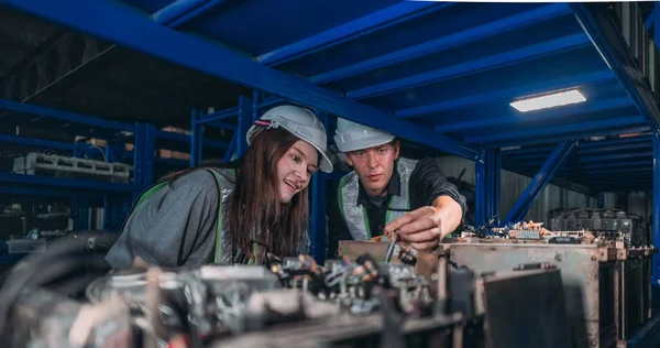 Deux Ingénieurs Munis Casques Durs Examinent Des Pièces Électroniques Dans — Photo