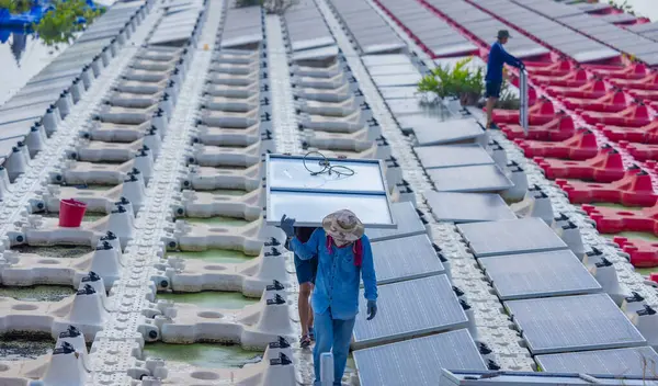 Tým Pracovníků Pečlivě Manévruje Solárním Panelem Mezi Řadami Panelů Obrovské — Stock fotografie