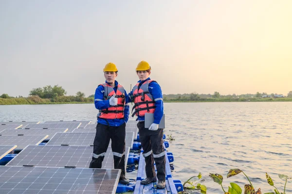 Dva Technici Stojí Pozoru Pozorní Uprostřed Obrovské Řady Solárních Panelů — Stock fotografie
