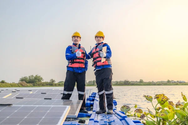 Two Technicians Stand Poised Attentive Amidst Vast Array Solar Panels — Stock Photo, Image