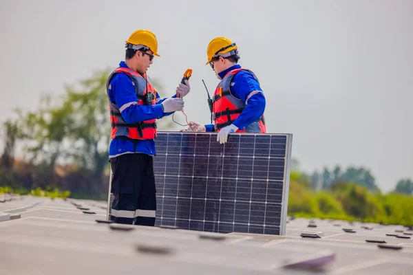 Tecnici Dell Agricoltura Solare Galleggiante Ispezionano Sistemi Elettrici Garantire Corretta — Foto Stock