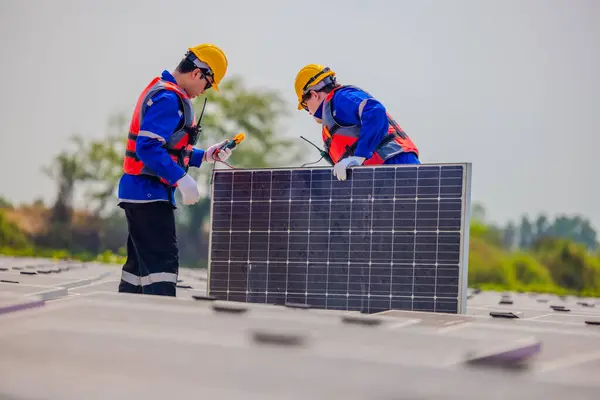 Tecnici Dell Agricoltura Solare Galleggiante Ispezionano Sistemi Elettrici Garantire Corretta — Foto Stock