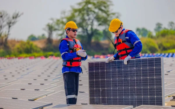 Técnicos Cultivo Solar Flotantes Inspeccionan Los Sistemas Eléctricos Para Garantizar — Foto de Stock