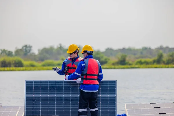 Techniker Für Schwimmende Solaranlagen Inspizieren Elektrische Systeme Eine Ordnungsgemäße Verdrahtung — Stockfoto