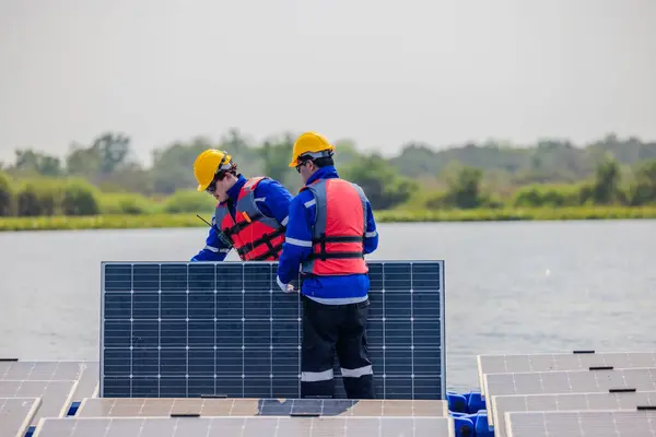 Technicy Hodowli Słonecznej Kontrolują Systemy Elektryczne Aby Zapewnić Prawidłowe Okablowanie — Zdjęcie stockowe