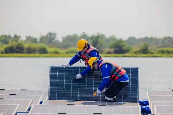 Floating Solar Farming Technicians Inspect Electrical Systems Ensure Proper Wiring — Stock Photo, Image