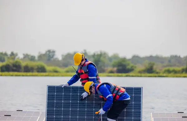 Techniker Für Schwimmende Solaranlagen Inspizieren Elektrische Systeme Eine Ordnungsgemäße Verdrahtung — Stockfoto