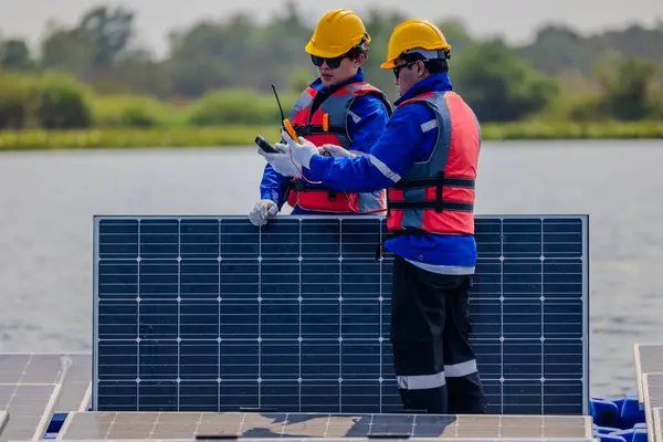 Plovoucí Solární Zemědělci Kontrolují Elektrické Systémy Aby Zajistili Správnou Elektroinstalaci — Stock fotografie
