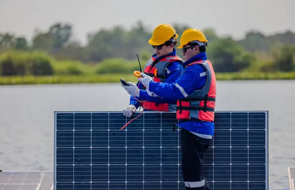 Plovoucí Solární Zemědělci Kontrolují Elektrické Systémy Aby Zajistili Správnou Elektroinstalaci — Stock fotografie