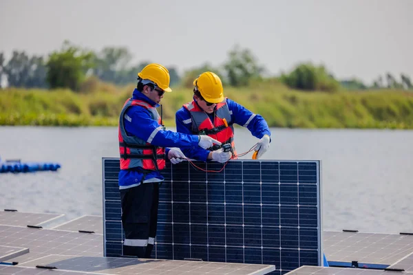 Yüzen Güneş Çiftliği Teknisyenleri Elektrik Sistemlerini Inceleyerek Uygun Kablolama Kutuplaşma — Stok fotoğraf