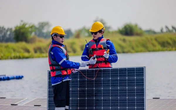 Técnicos Agricultura Solar Flutuante Inspecionam Sistemas Elétricos Para Garantir Fiação — Fotografia de Stock