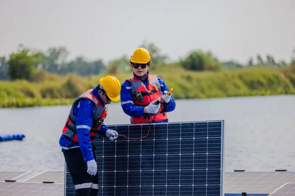 Técnicos Cultivo Solar Flotantes Inspeccionan Los Sistemas Eléctricos Para Garantizar —  Fotos de Stock