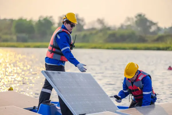 Técnicos Cultivo Solar Flotantes Inspeccionan Los Sistemas Eléctricos Para Garantizar —  Fotos de Stock